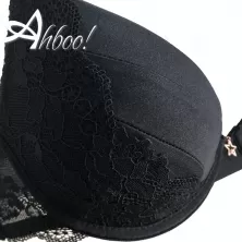 Reggiseno 6939W Mos&Moi, Eleganza e comfort con pizzo raffinato e stellina in strass.